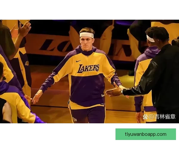 湖人再遭打击 里夫斯接受肋骨和侧腹影像检查 出战与否待定